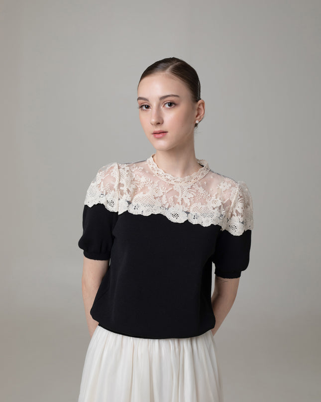 Блузка с кружевной отделкой