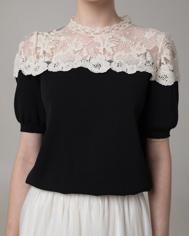 Блузка с кружевной отделкой